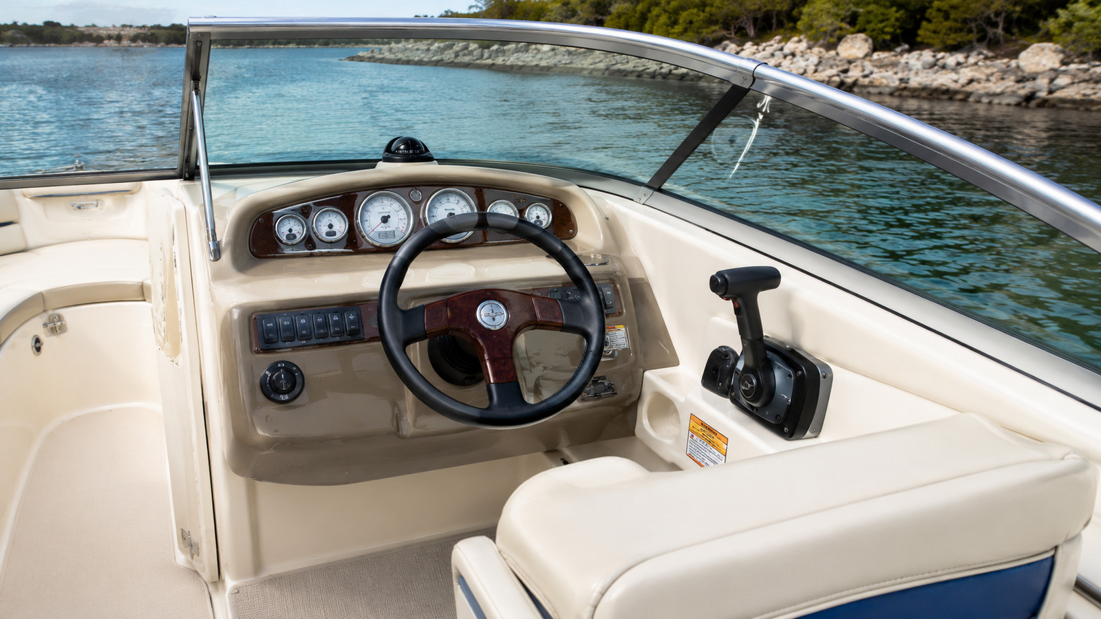 sea ray 200 sundeck helm detail 09