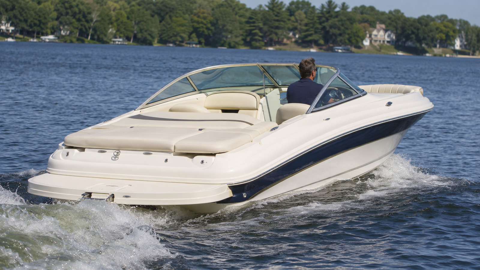 sea ray 200 sundeck rear quarter running 03