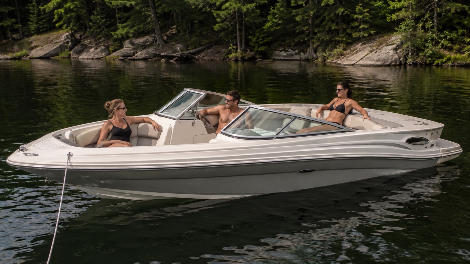 sea ray 205 sport anchored cove 01