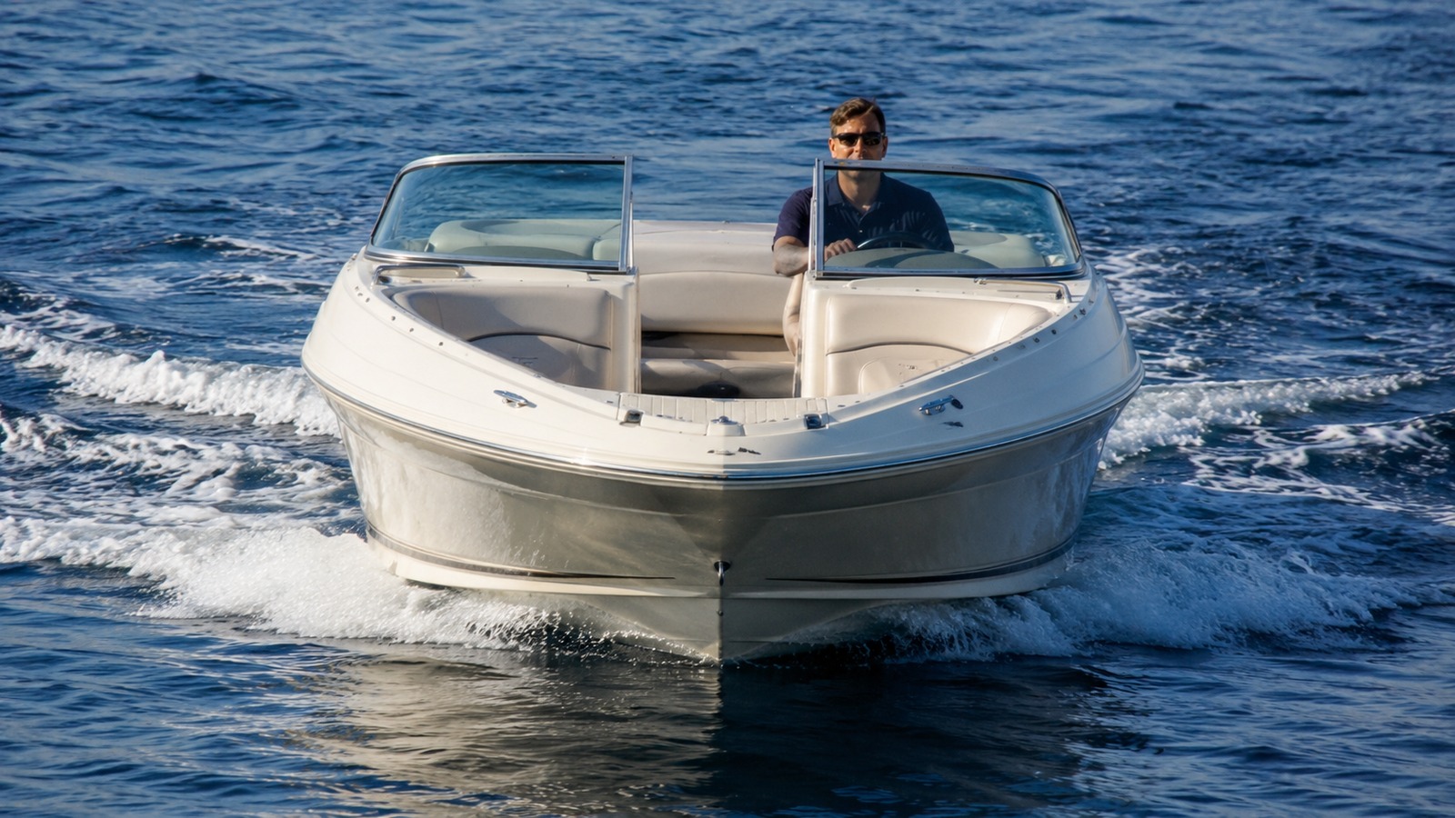 sea ray 205 sport bow on cruising 01