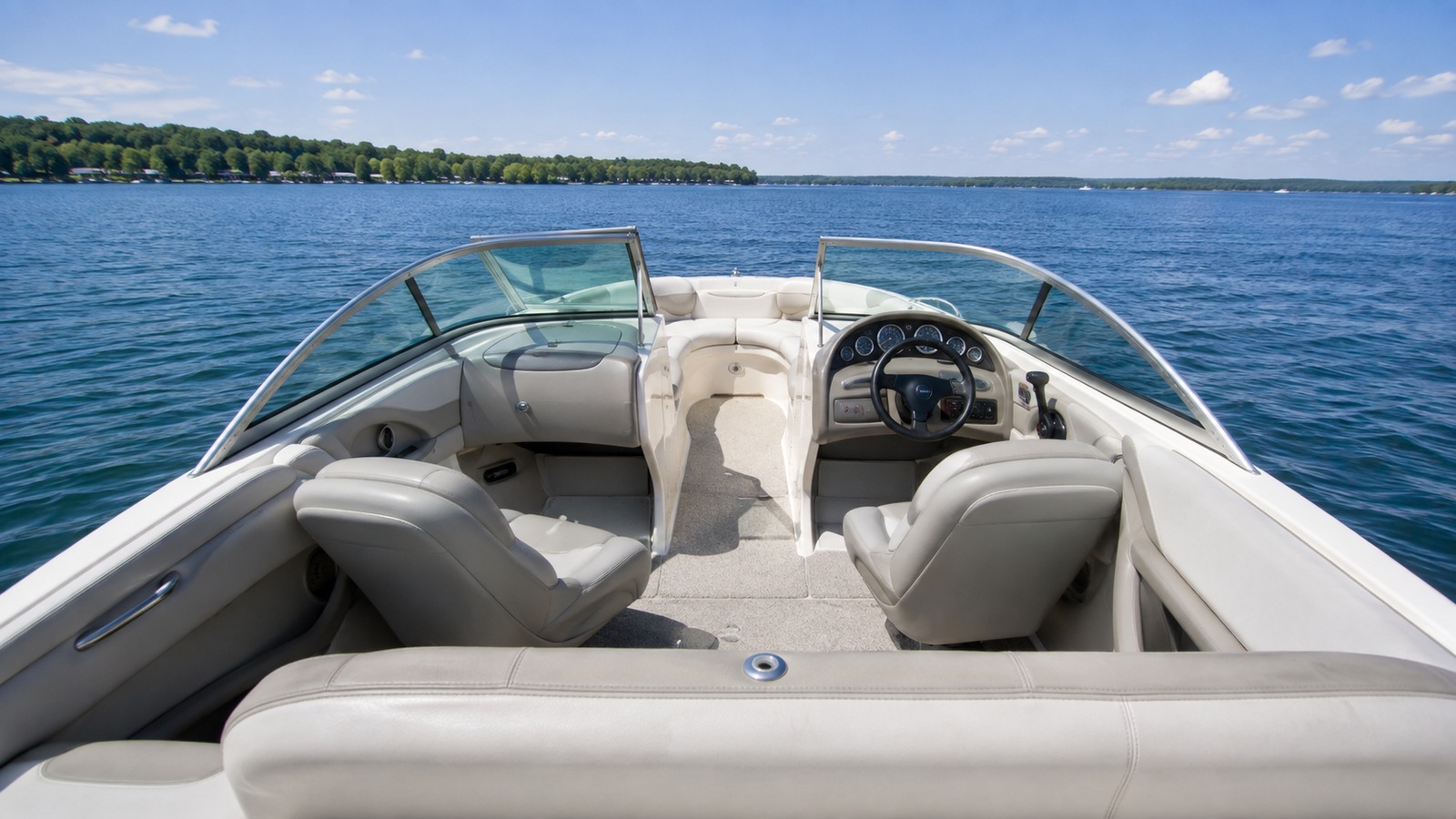sea ray 205 sport cockpit to bow view 01