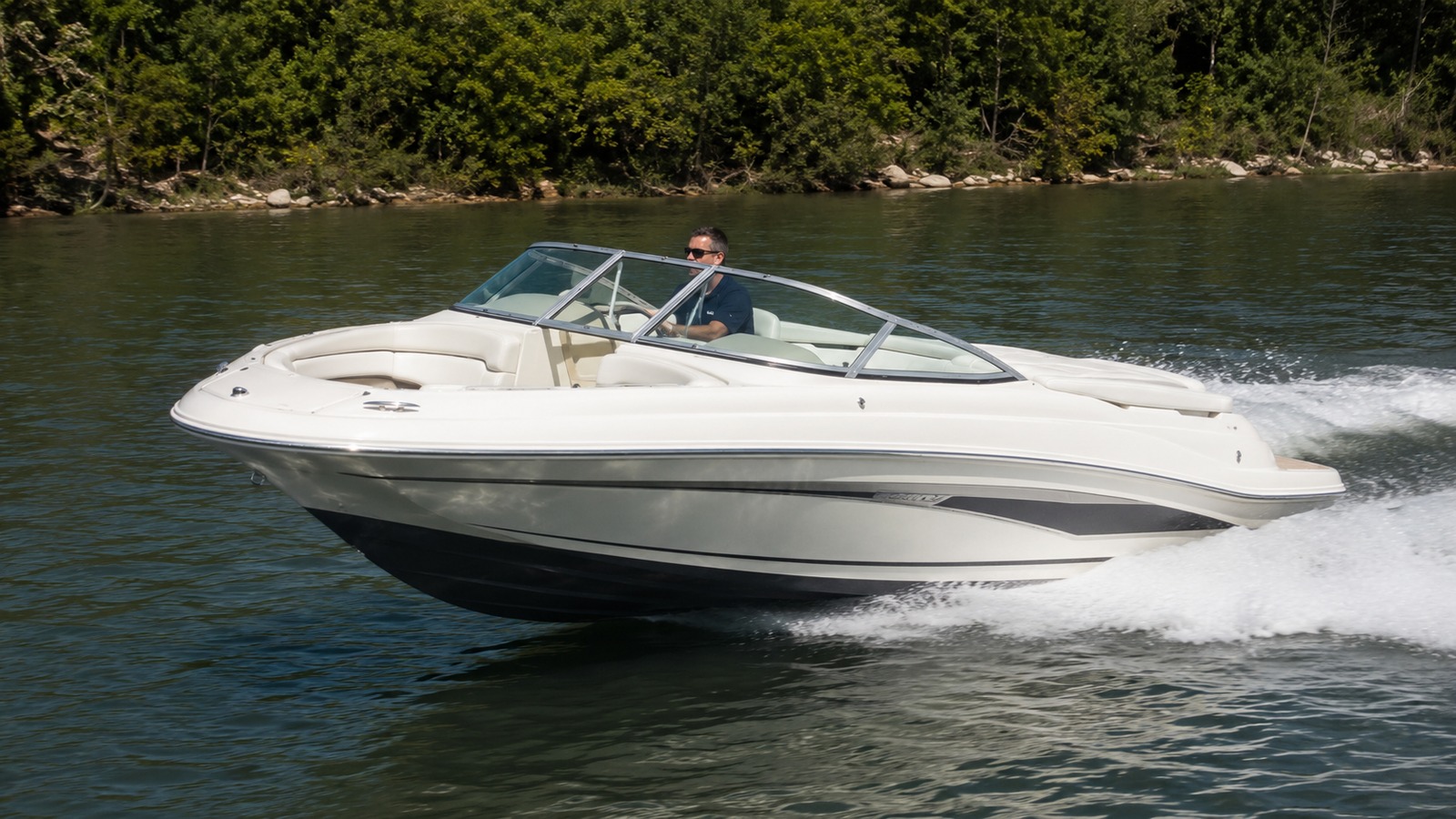 sea ray 205 sport front quarter running 01
