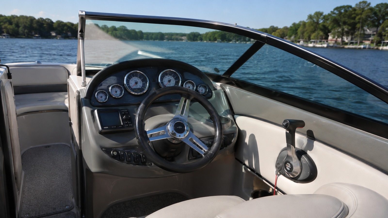 sea ray 205 sport helm detail 01