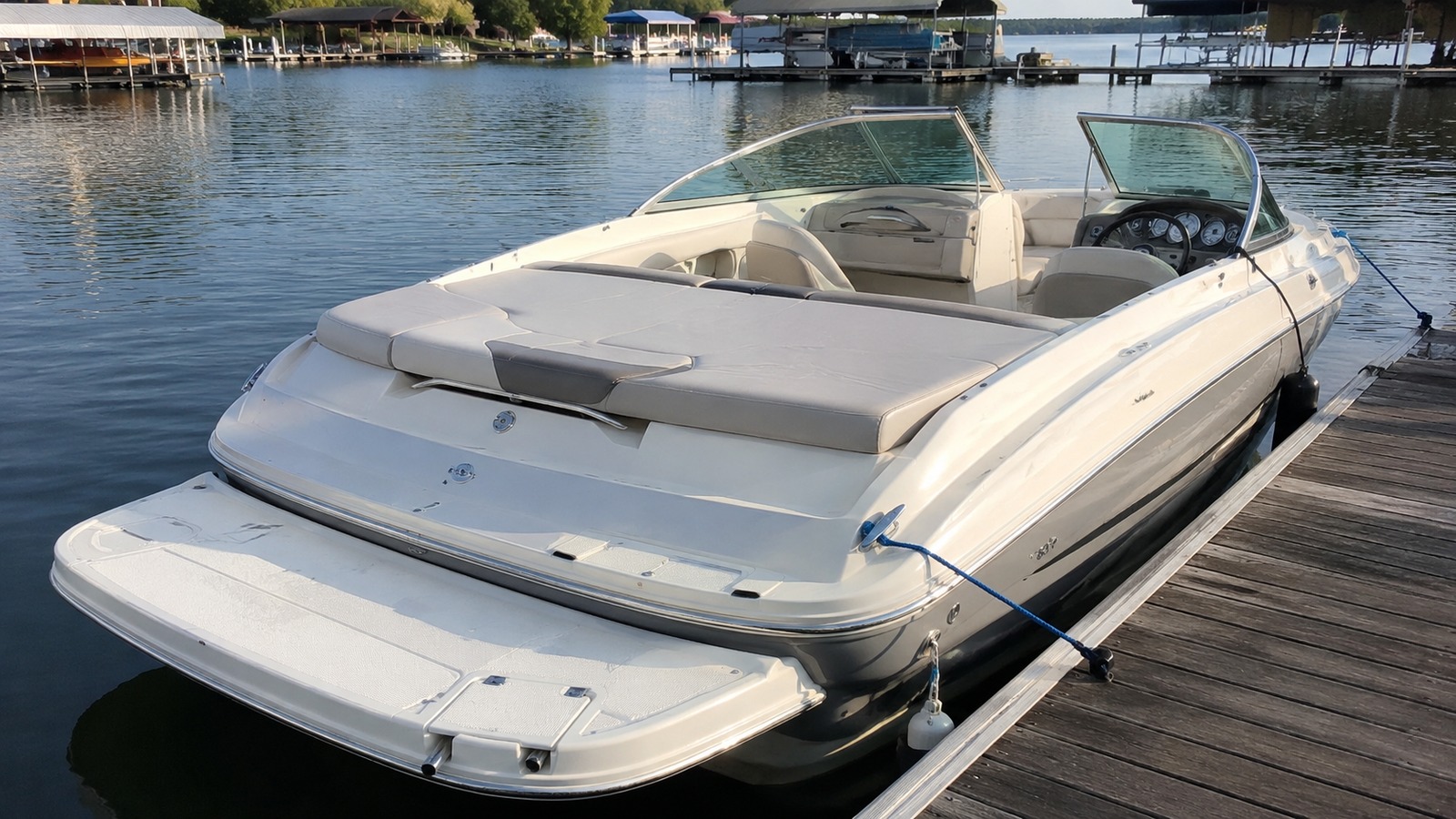 sea ray 205 sport stern quarter dockside 01