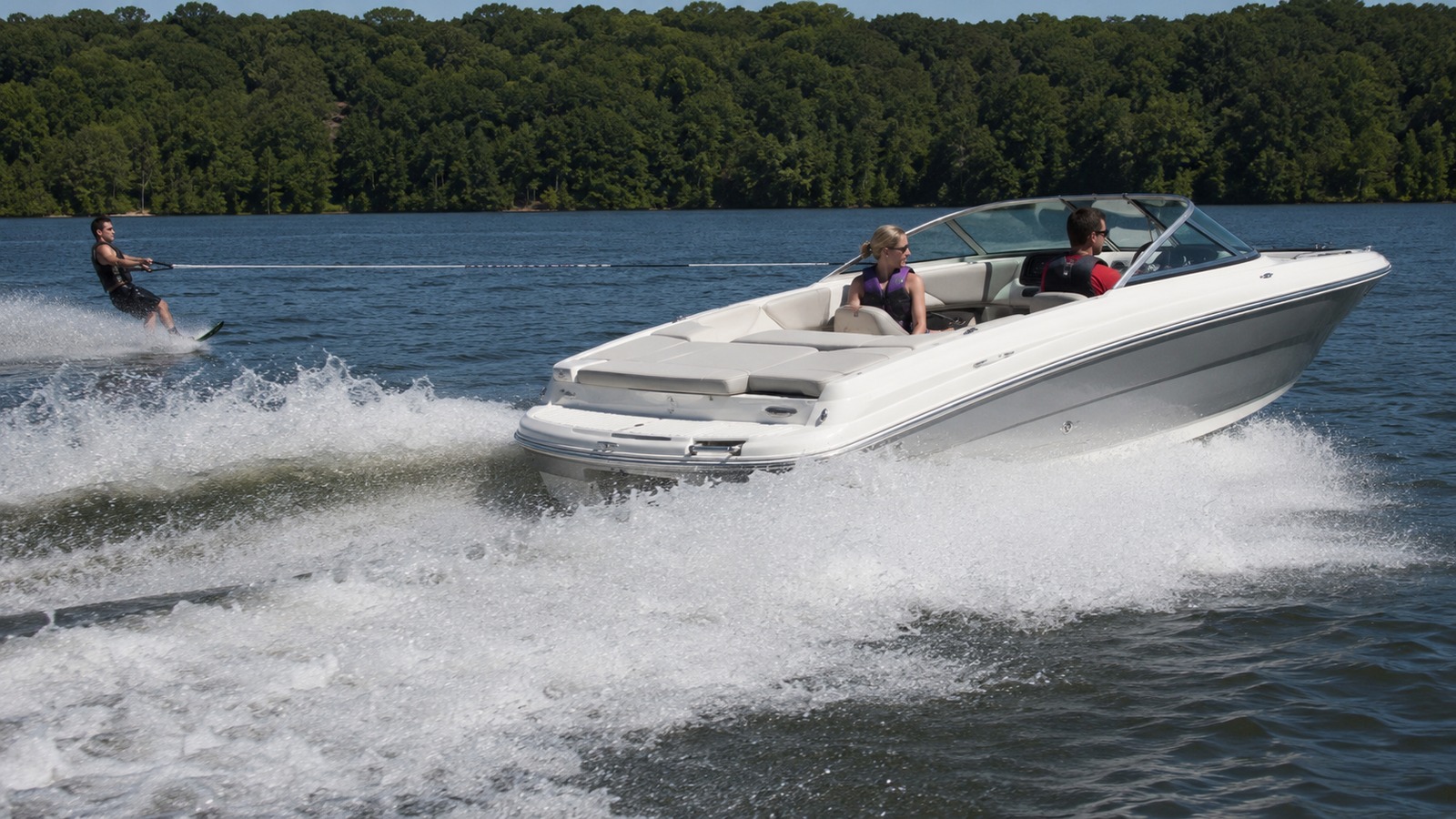 sea ray 205 sport waterskiing lifestyle 01