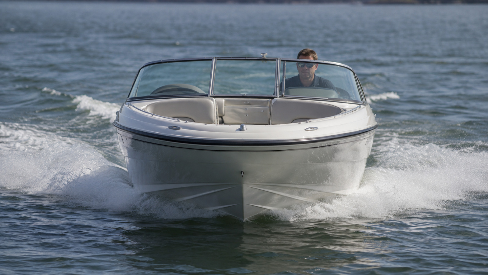 sea ray 210 sport bow on cruising 01