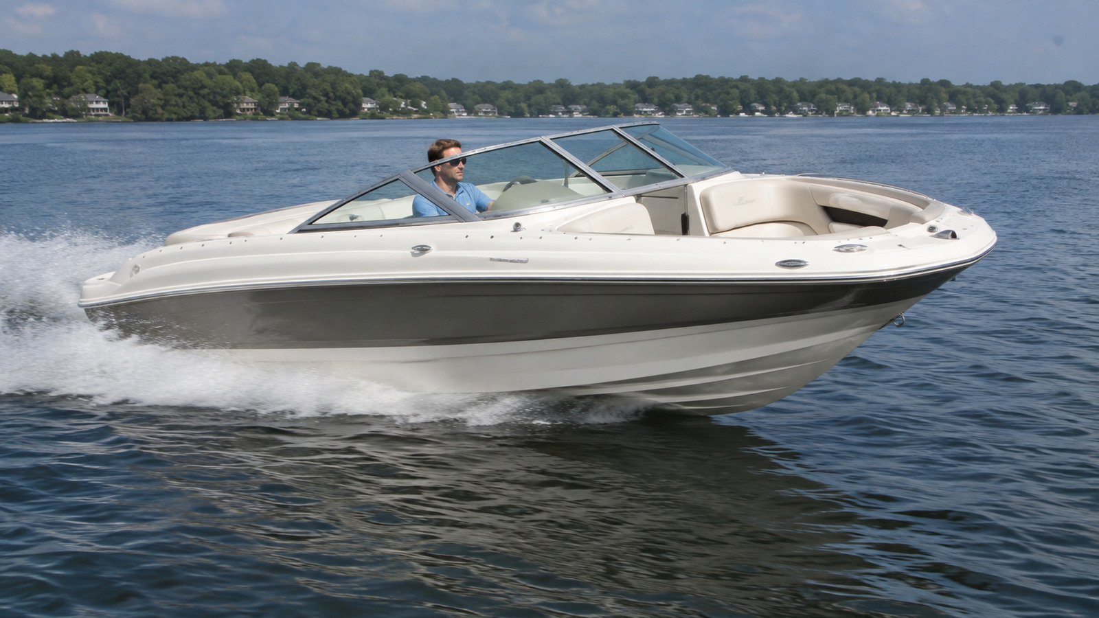 sea ray 210 sport front quarter running 01
