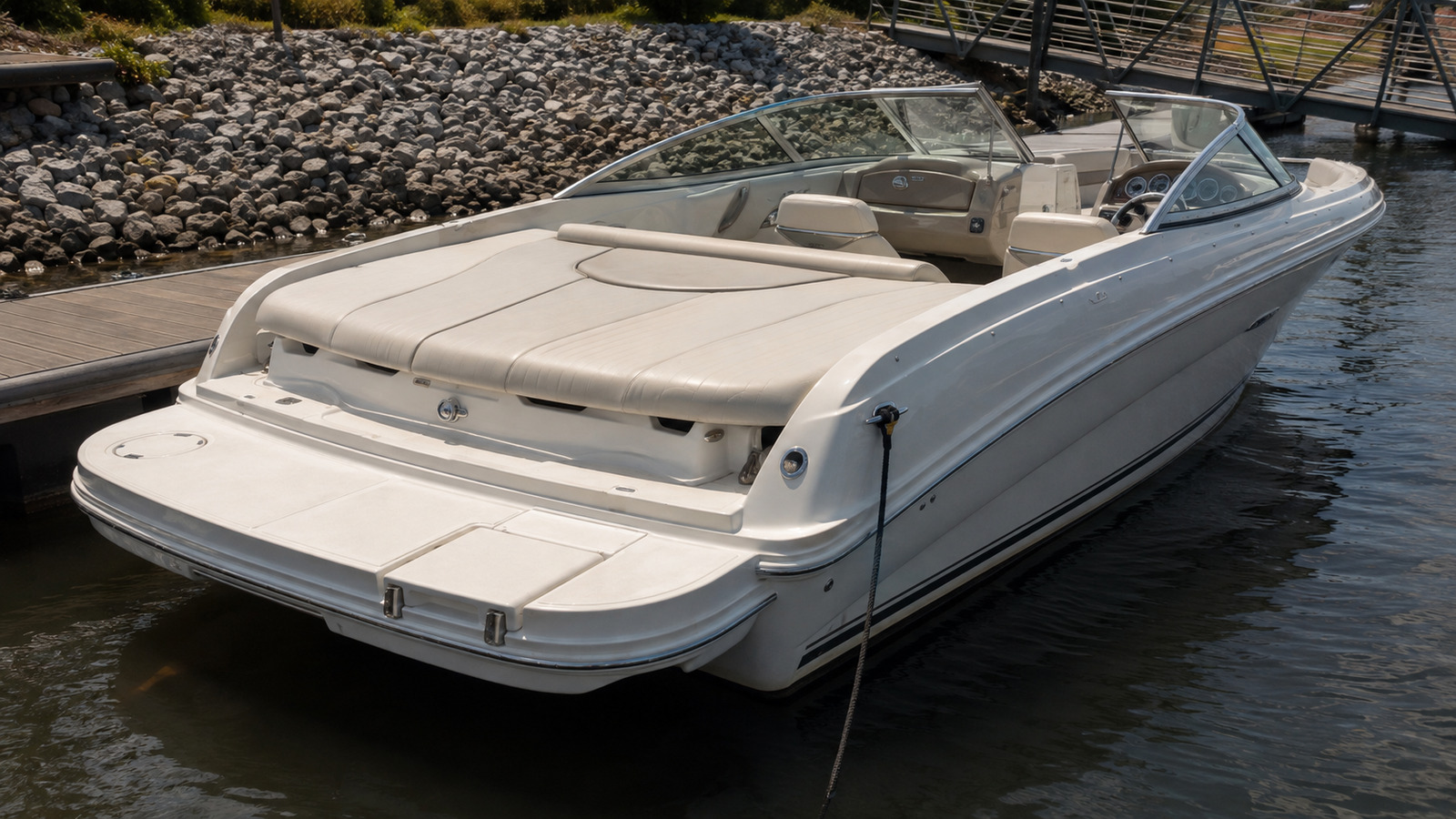 sea ray 210 sport stern quarter dockside 01