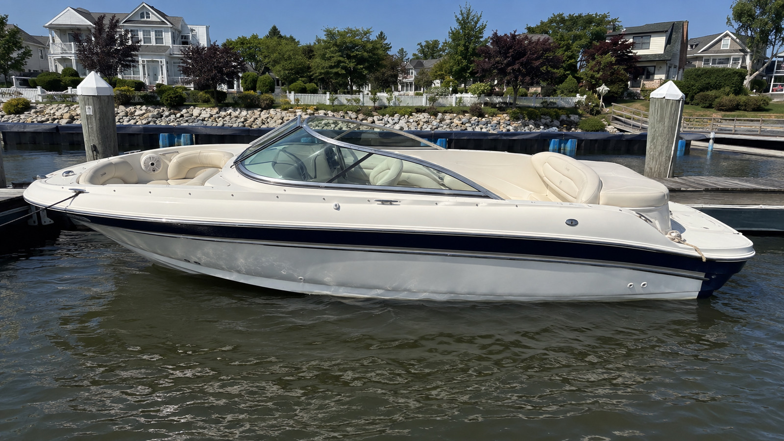 sea ray 210 sundeck dockside profile 05