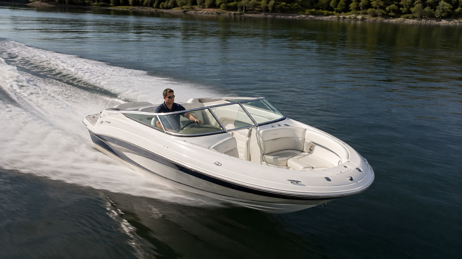 sea ray 210 sundeck front quarter running 02