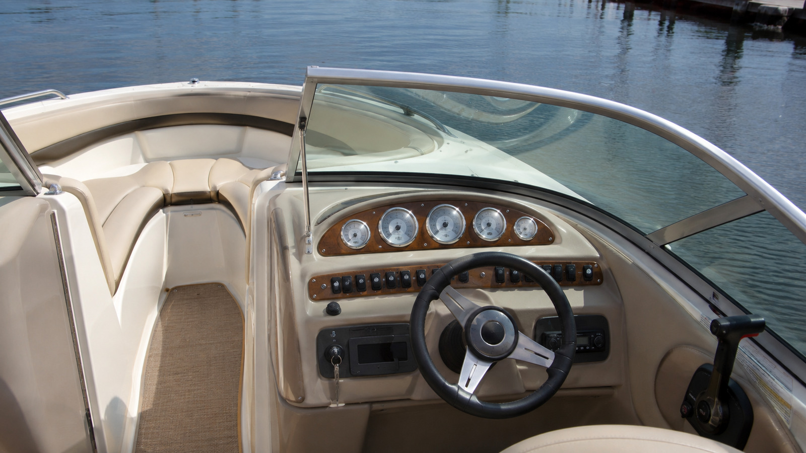 sea ray 210 sundeck helm detail 09