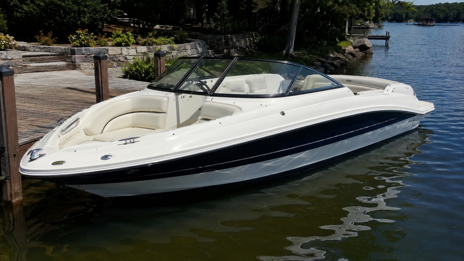 sea ray 210 sundeck premium exterior hero 25