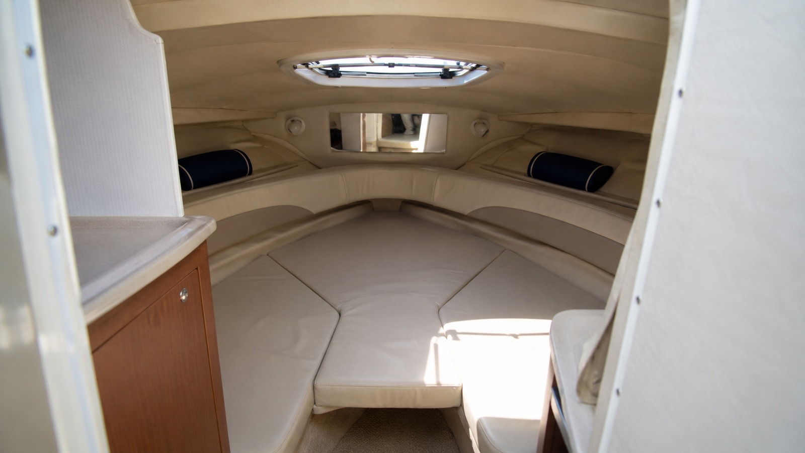 sea ray 215 express cruiser cabin entry 10