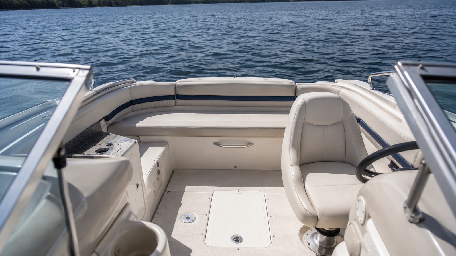 sea ray 215 express cruiser cockpit wide 07