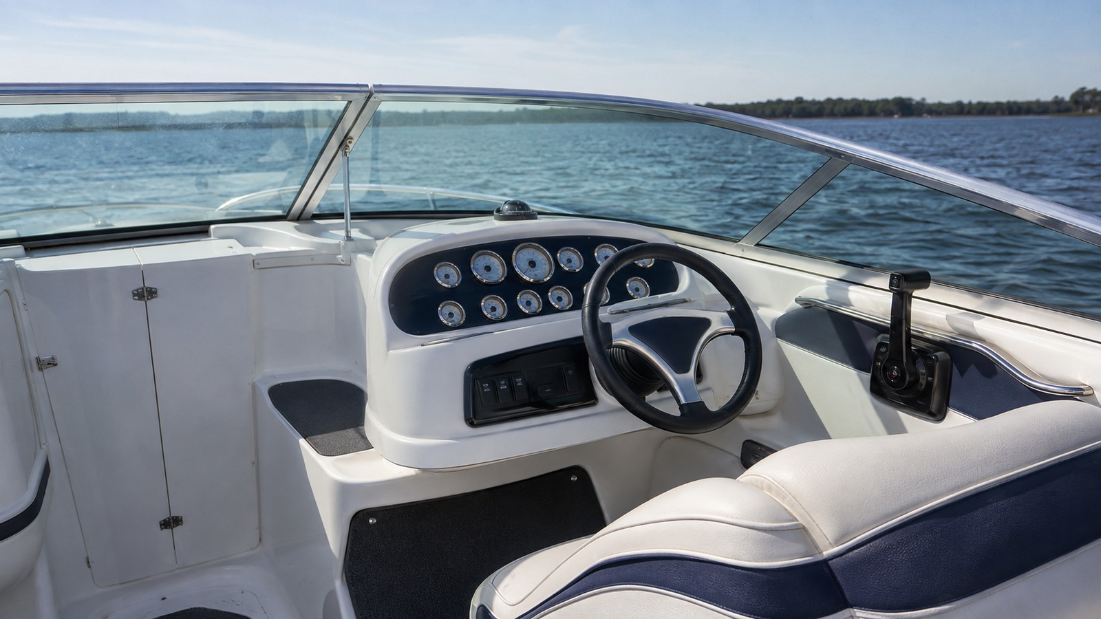 sea ray 215 express cruiser helm detail 08