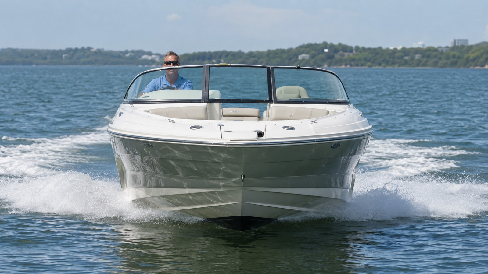 sea ray 220 sport bow on cruising 01