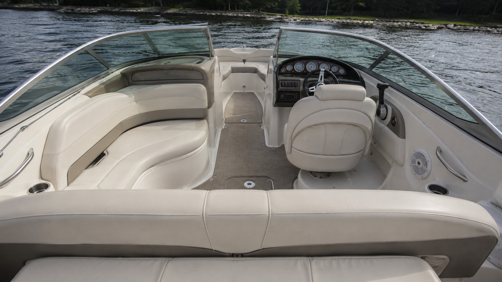 sea ray 220 sport cockpit to bow view 01