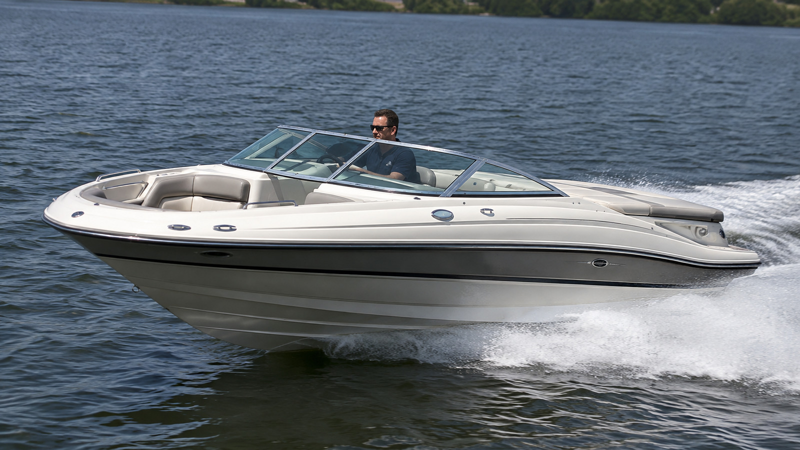 sea ray 220 sport front quarter running 01