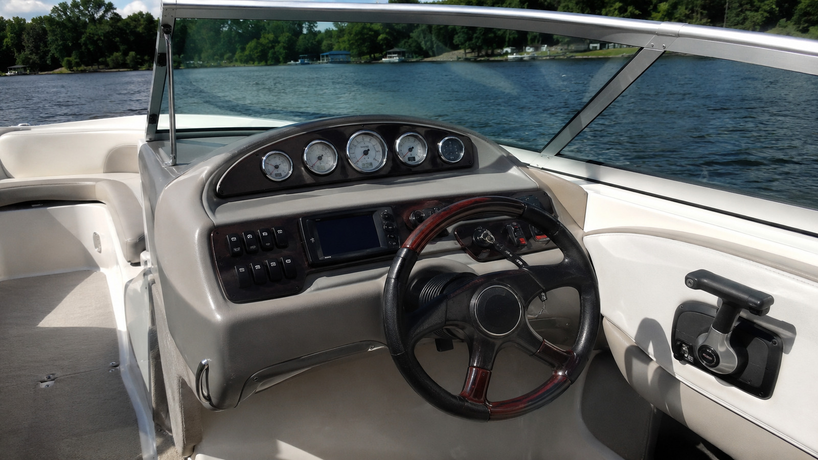 sea ray 220 sport helm detail 01