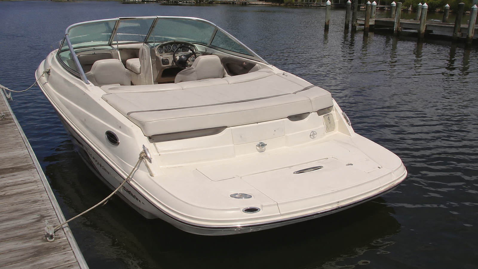 sea ray 220 sport stern quarter dockside 01