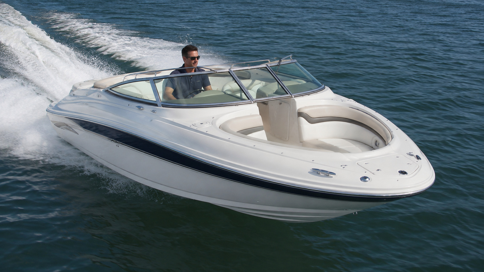 sea ray 220 sundeck front quarter running 02