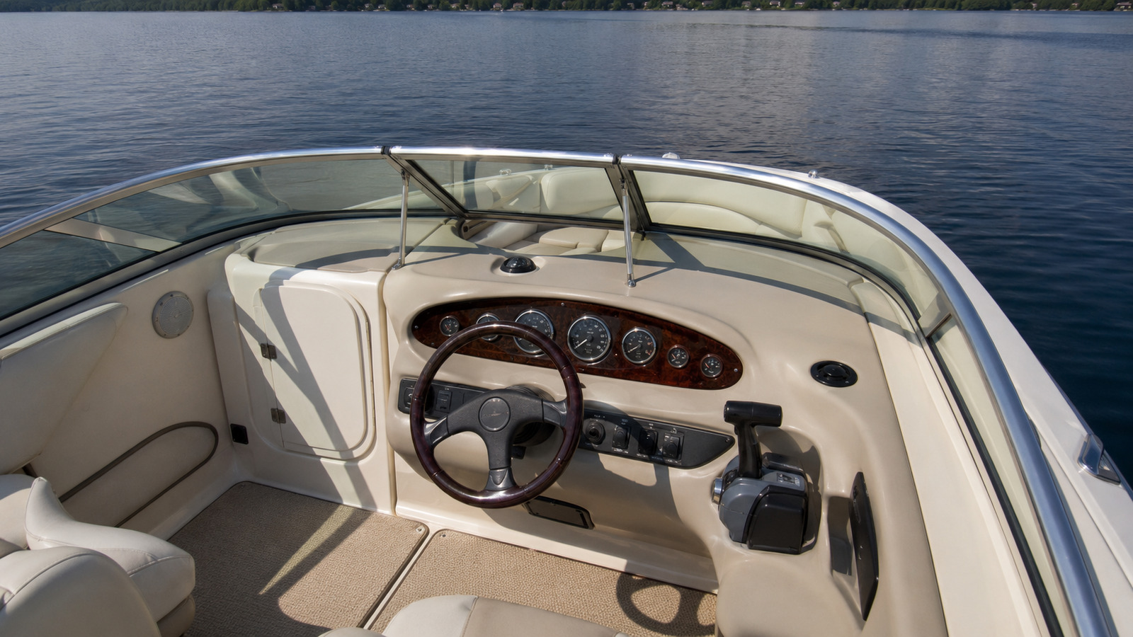 sea ray 220 sundeck helm detail 09