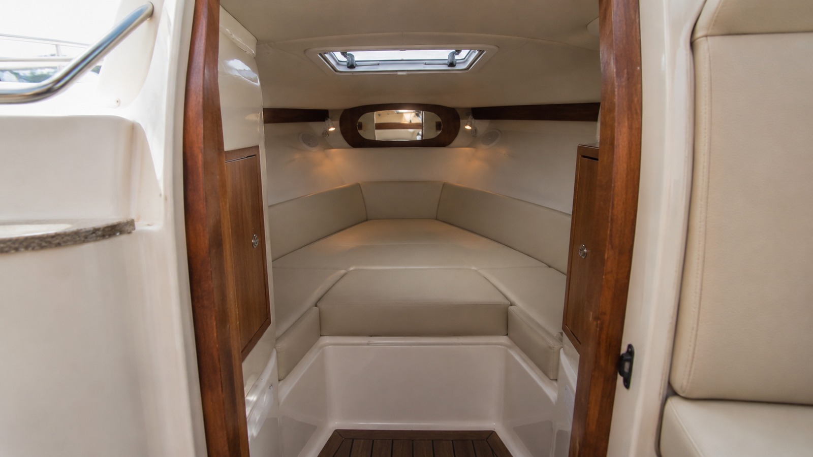 sea ray 225 express cruiser cabin entry 10