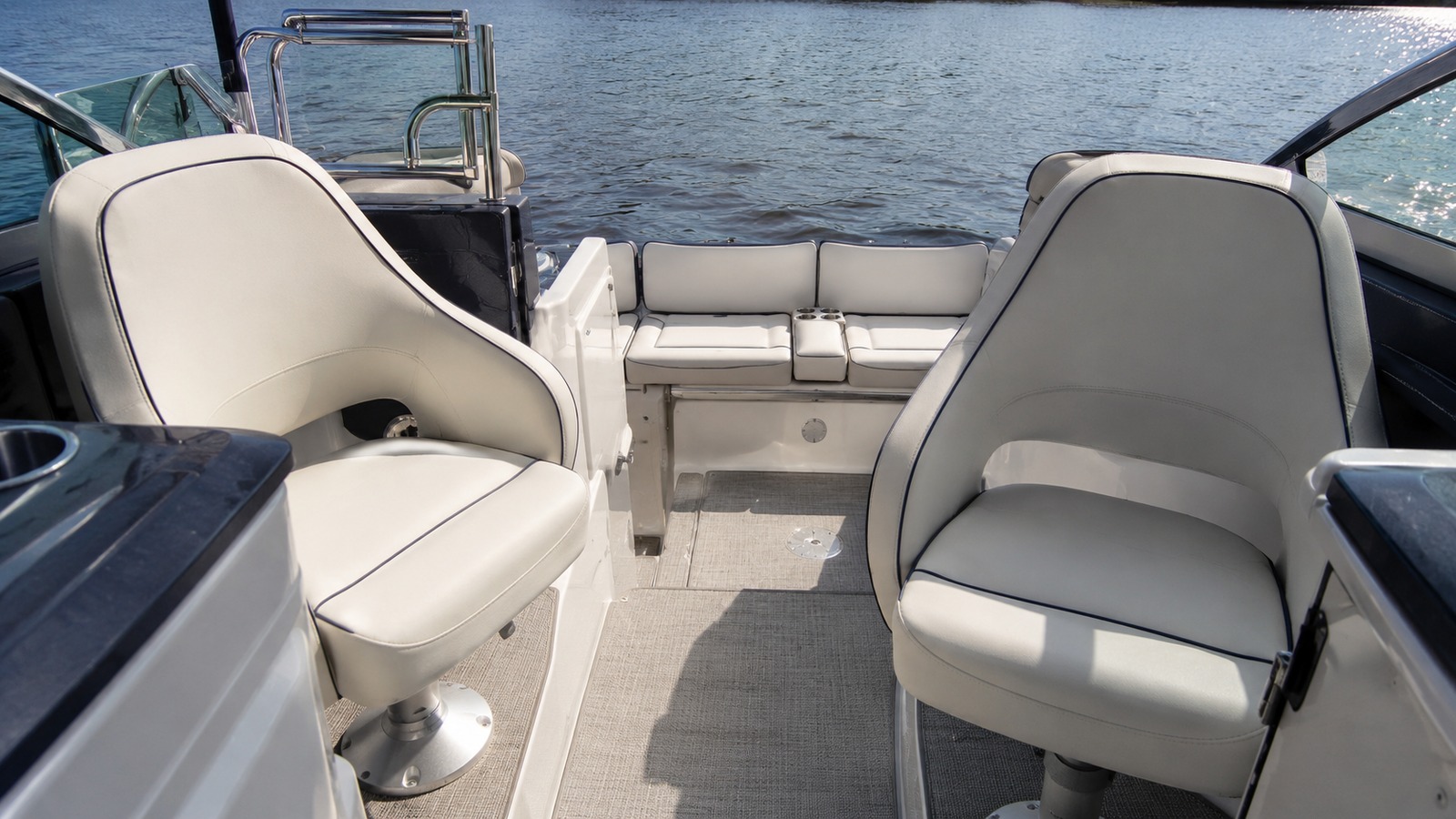 sea ray 225 express cruiser cockpit wide 07