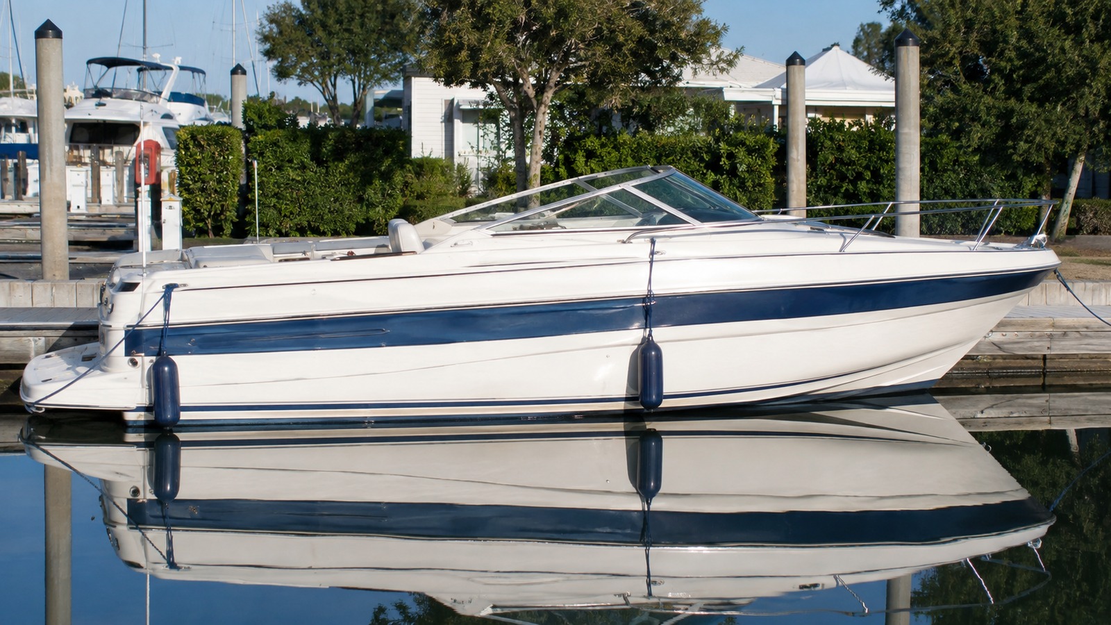 sea ray 225 express cruiser dockside profile 05