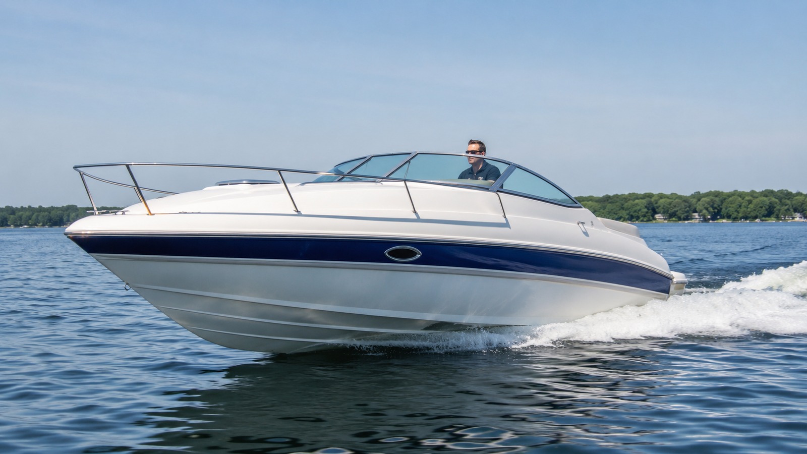 sea ray 225 express cruiser front quarter running 02