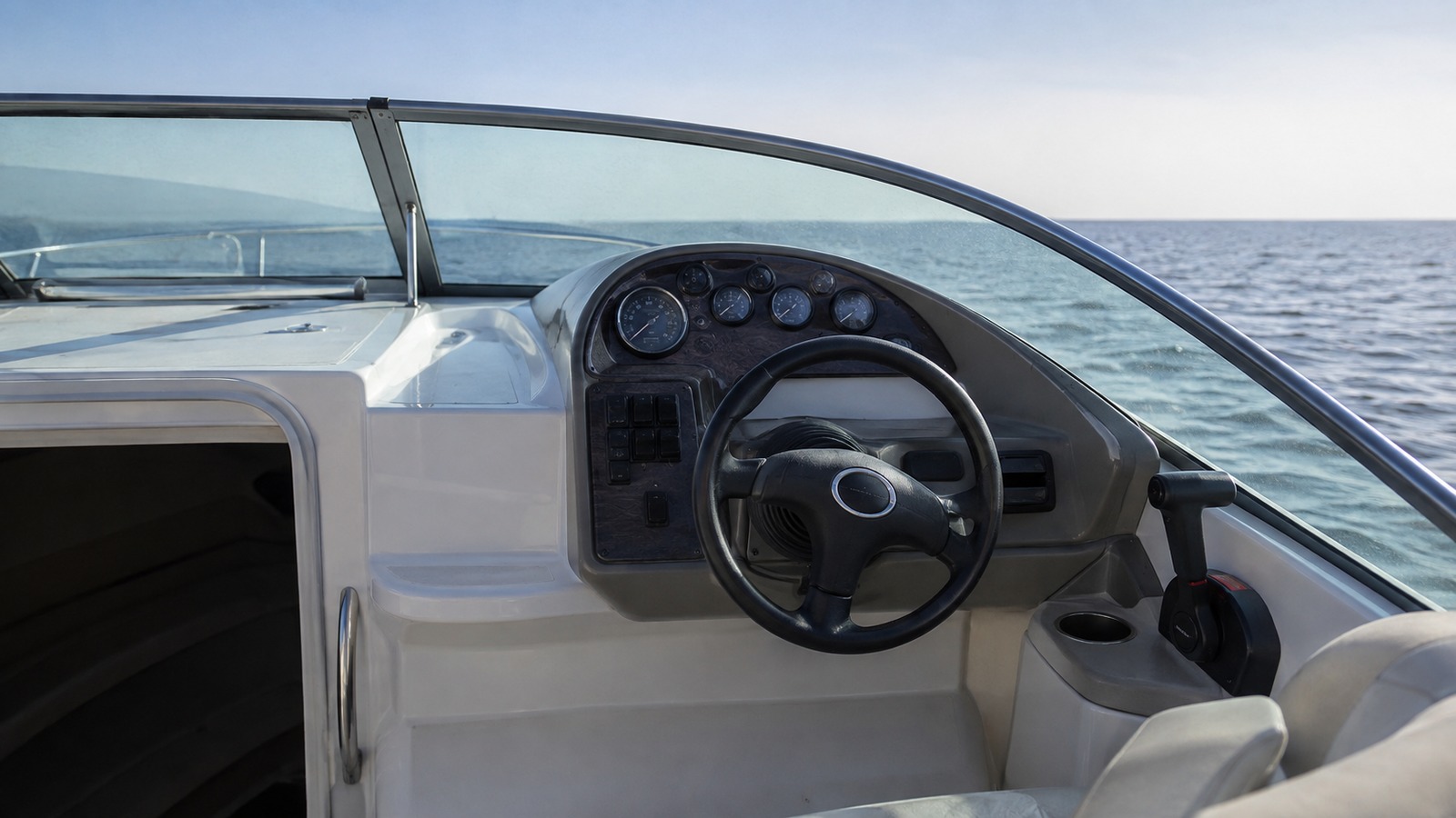 sea ray 225 express cruiser helm detail 08