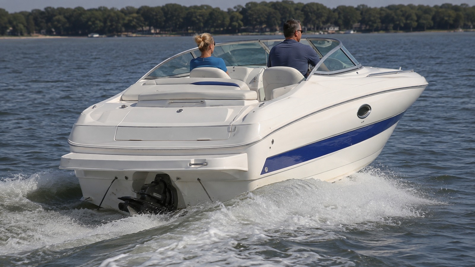sea ray 225 express cruiser rear quarter running 03