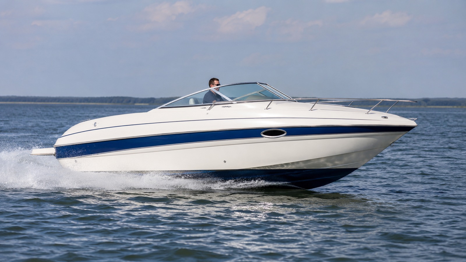 sea ray 225 express cruiser running profile 04