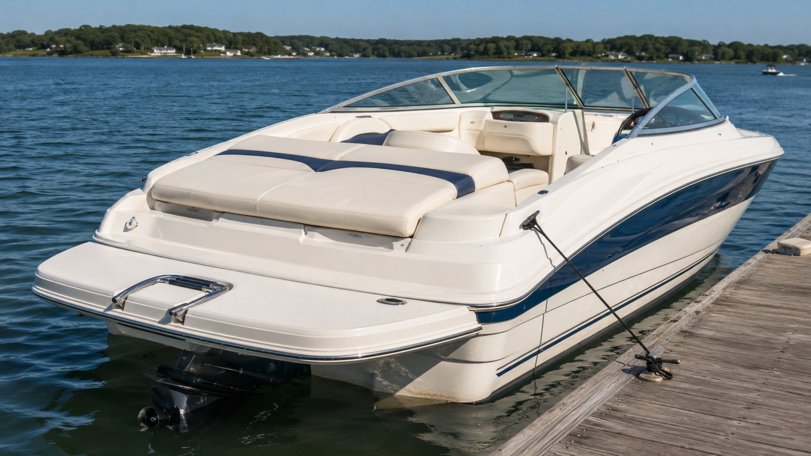 sea ray 230 select stern quarter dockside 07