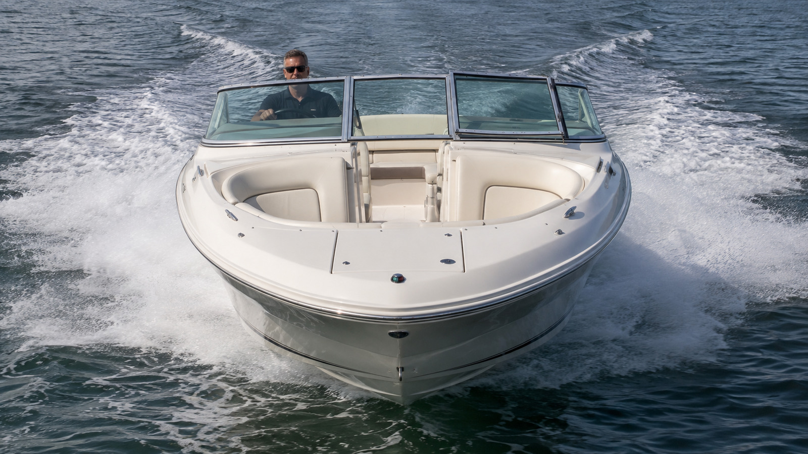 sea ray 230 sport bow on cruising 01