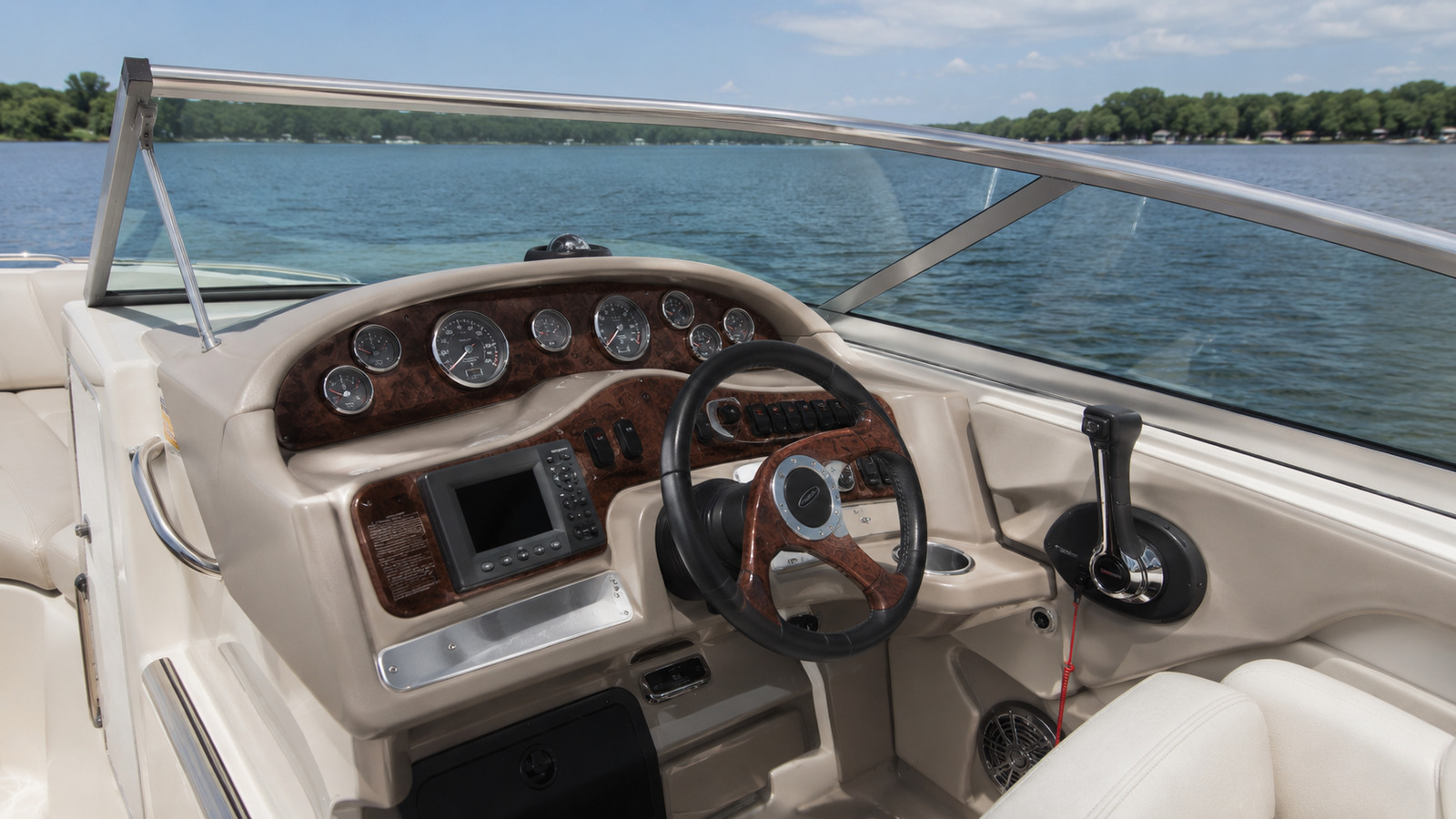 sea ray 230 sport helm detail 01
