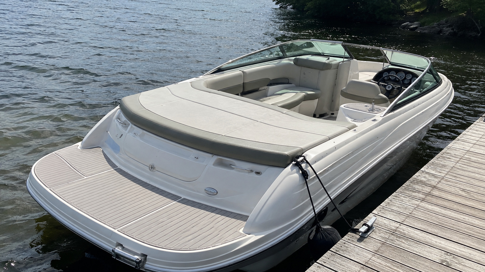 sea ray 230 sport stern quarter dockside 01