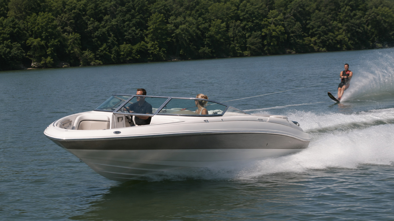 sea ray 230 sport waterskiing lifestyle 01