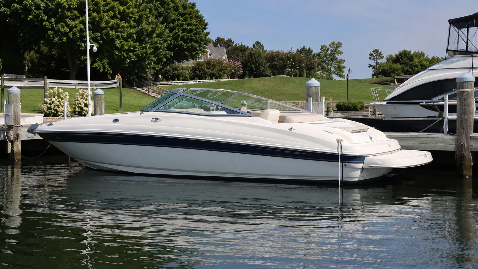 sea ray 230 sundeck dockside profile 05