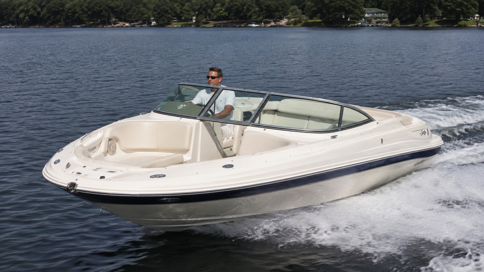 sea ray 230 sundeck front quarter running 02