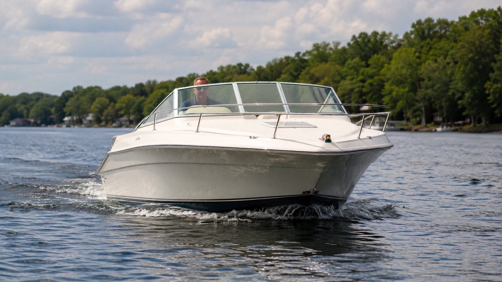 sea ray 230 weekender bow on cruising 05