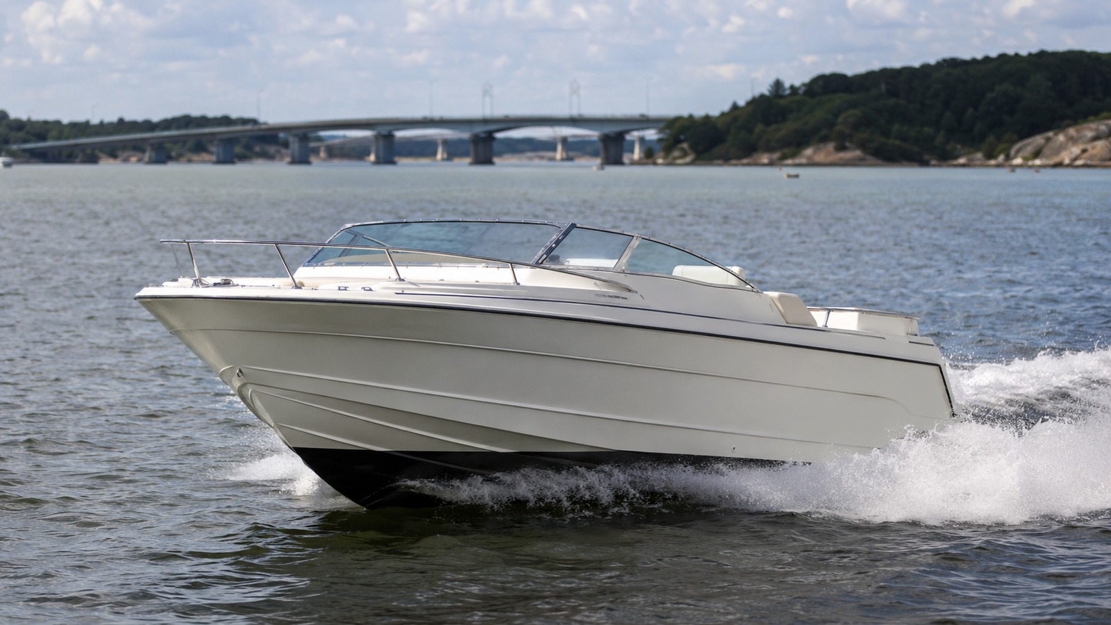 sea ray 230 weekender front quarter running 02