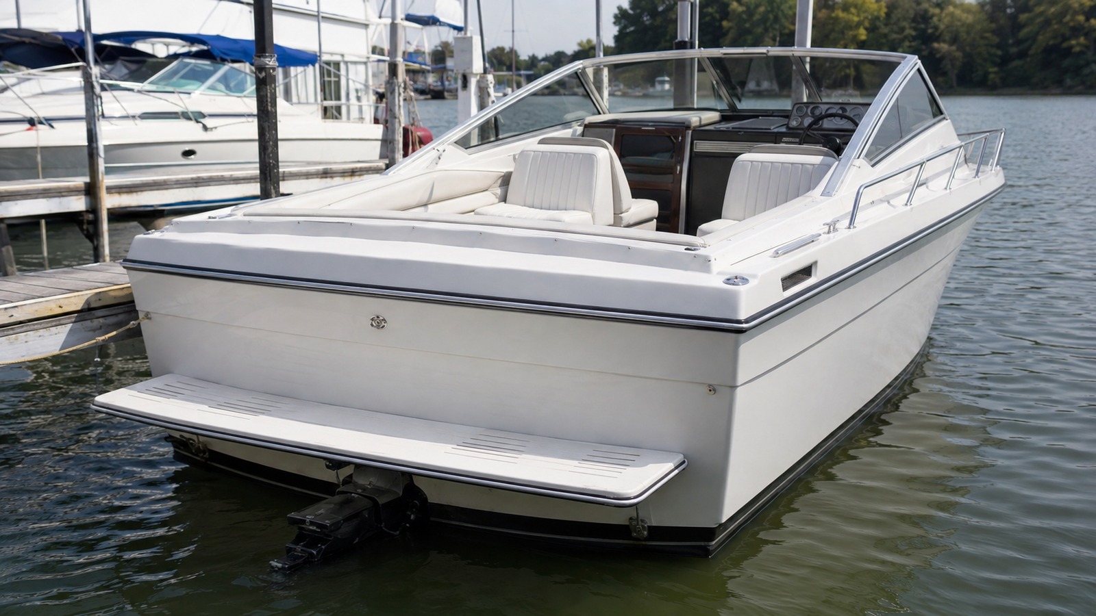 sea ray 230 weekender stern quarter dockside 08