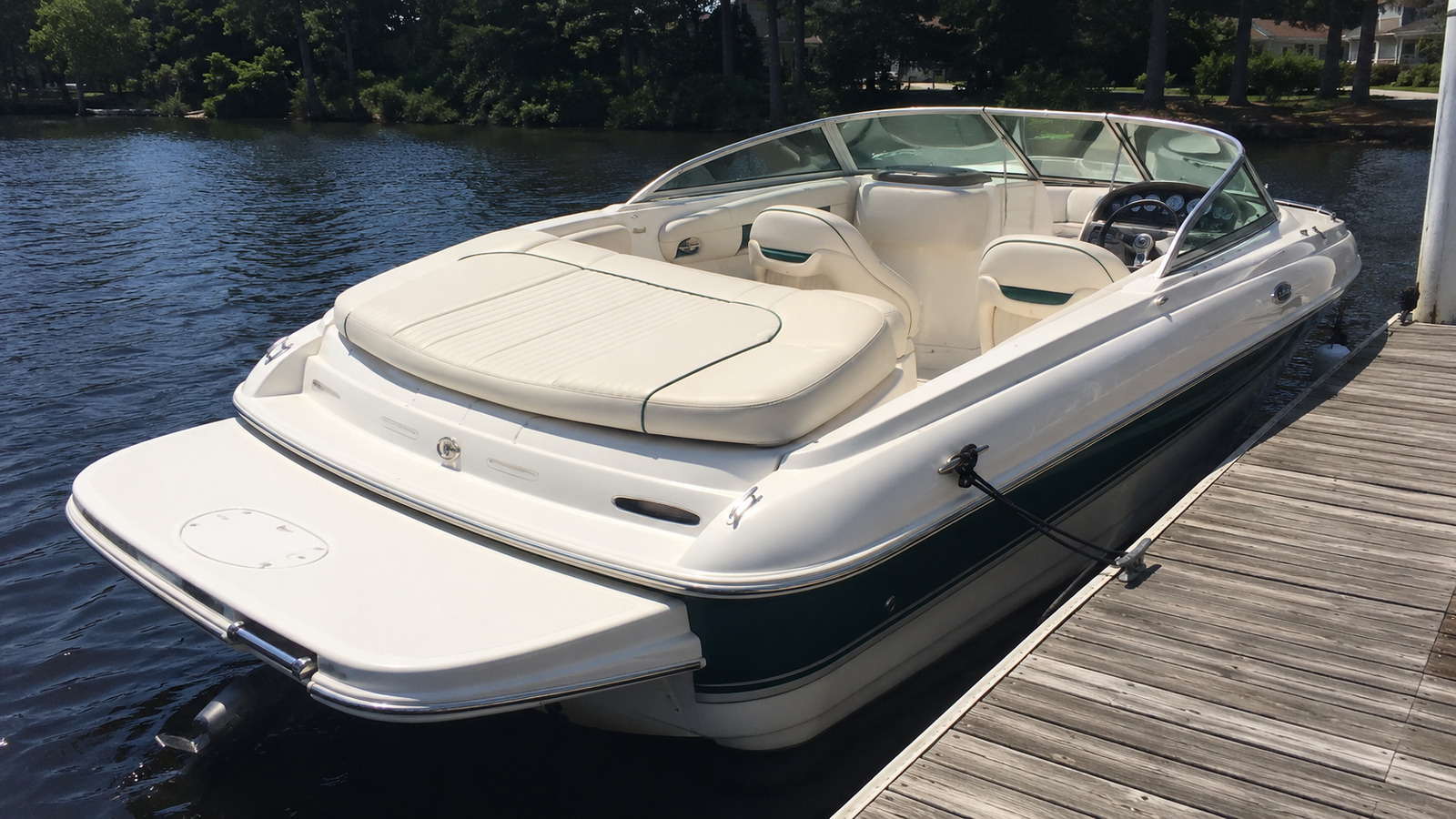 sea ray 240 select stern quarter dockside 07