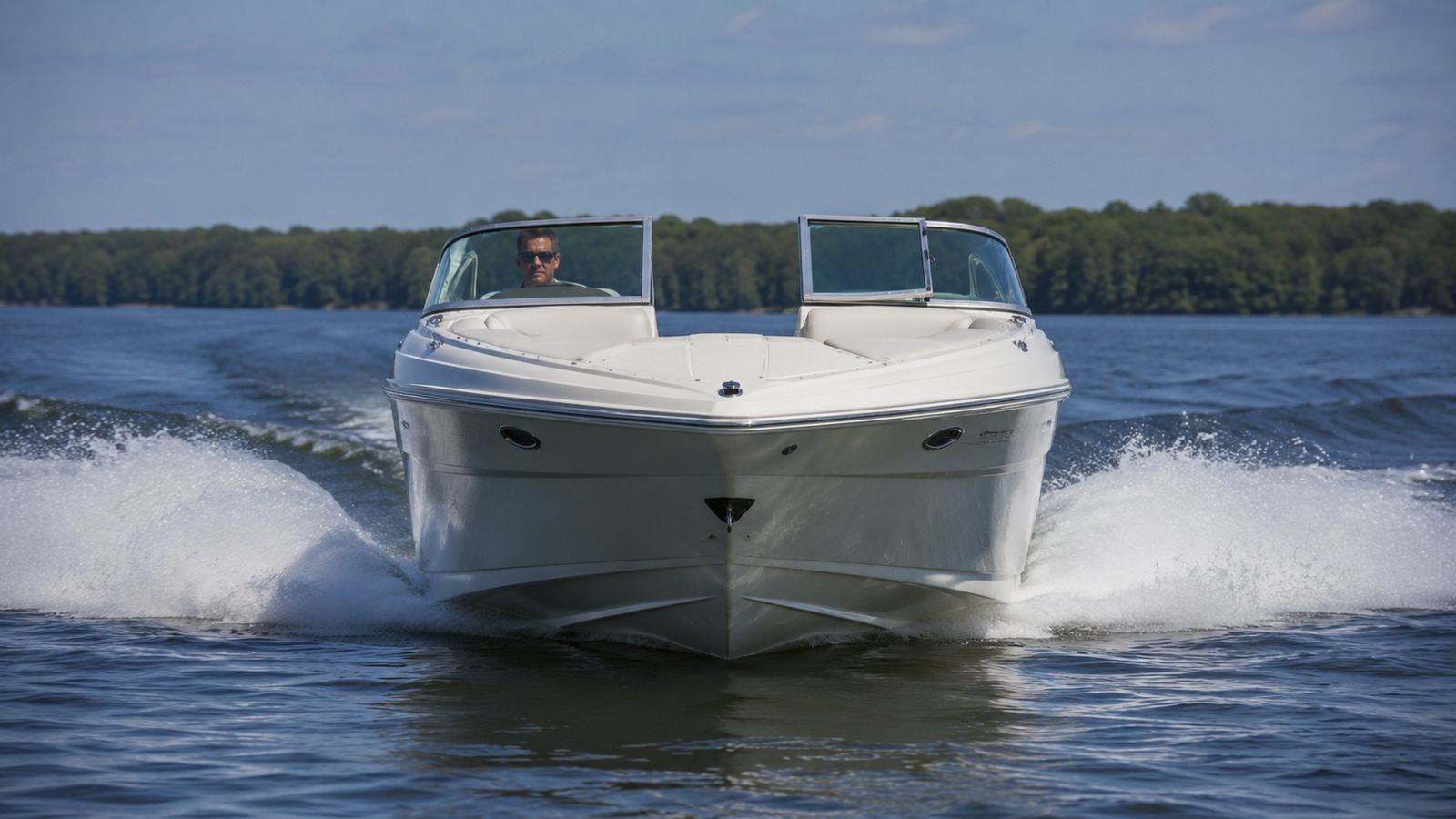 sea ray 240 sport bow on cruising 01