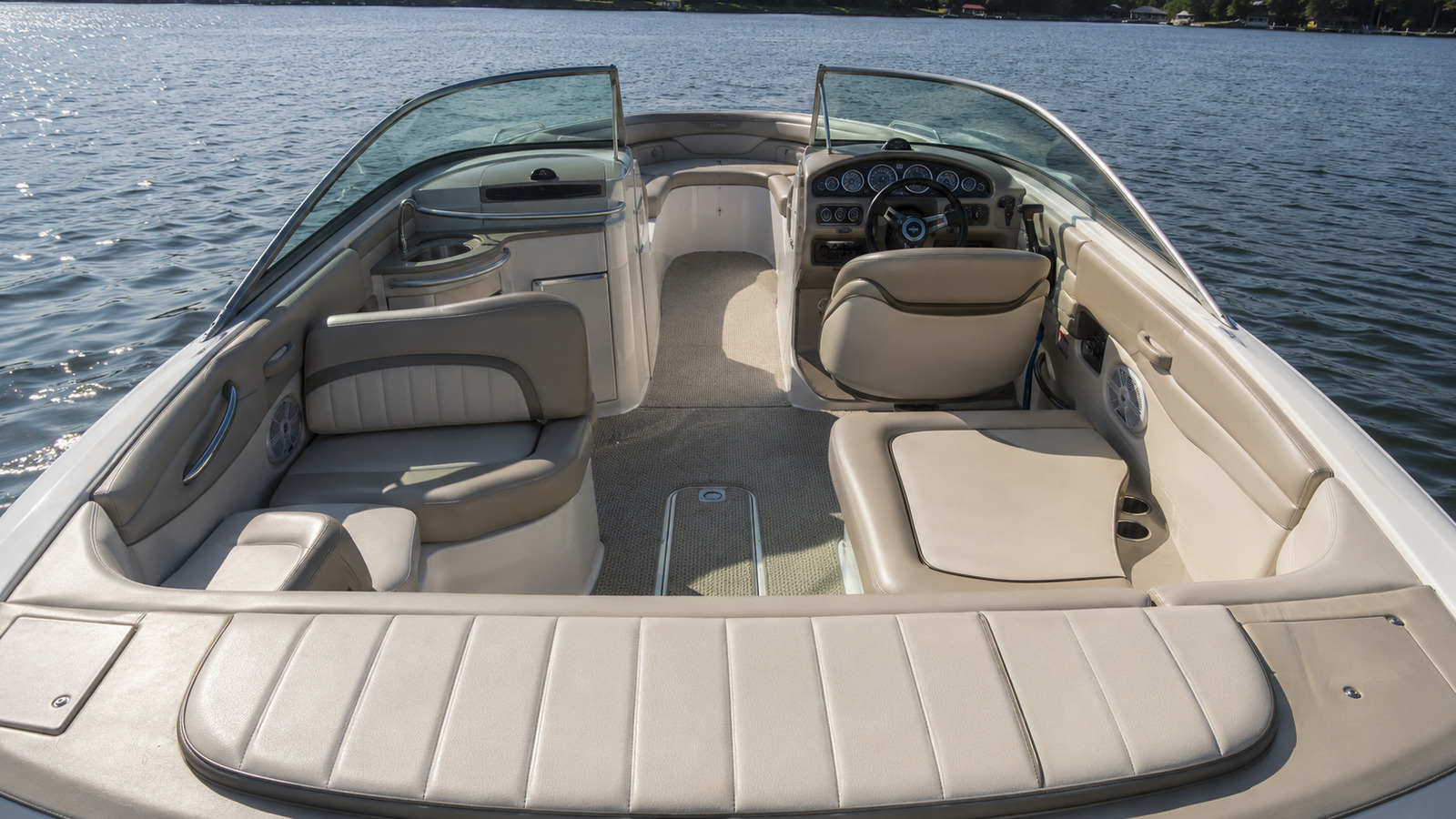 sea ray 240 sport cockpit to bow view 01