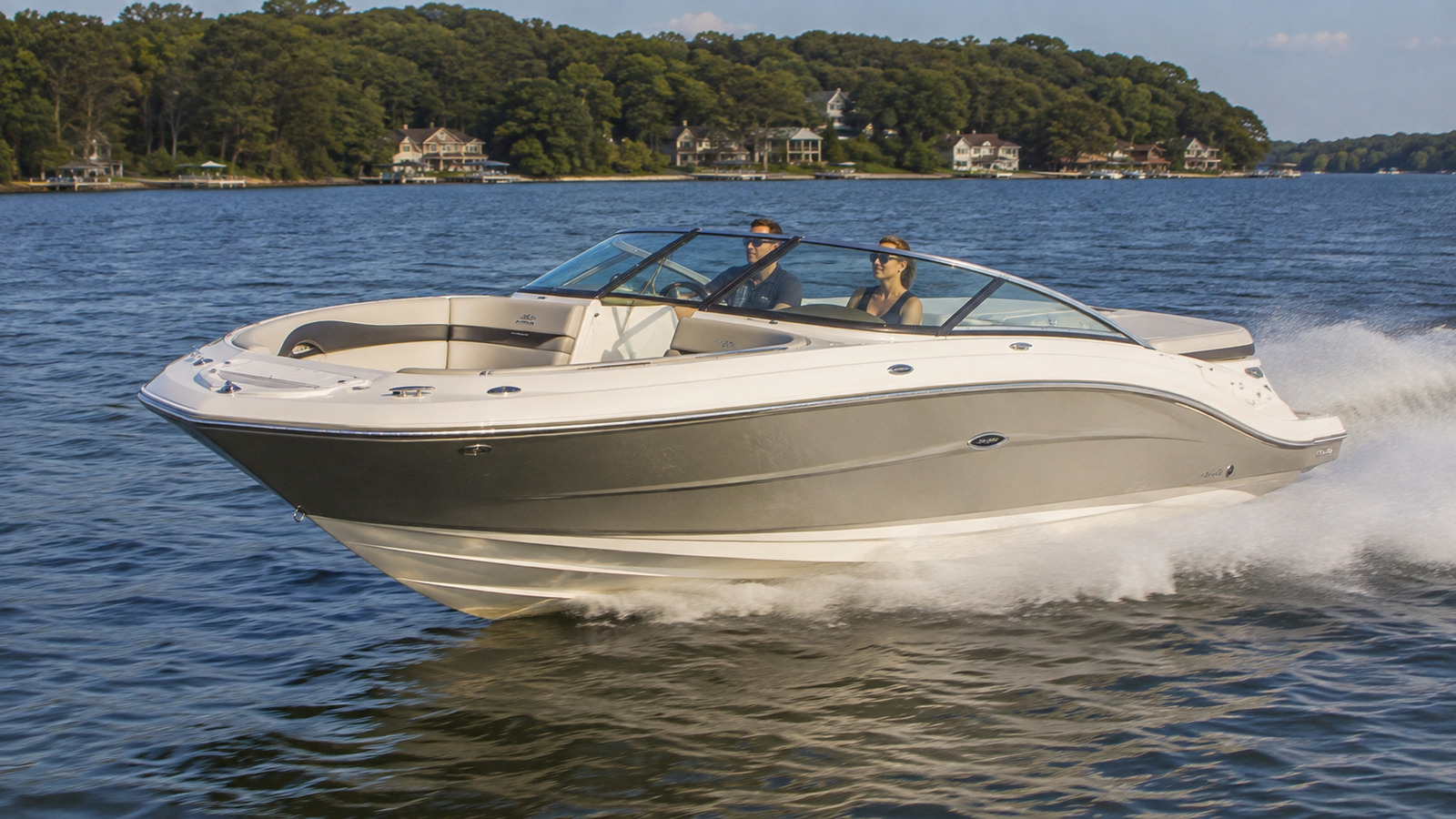 sea ray 240 sport front quarter running 01