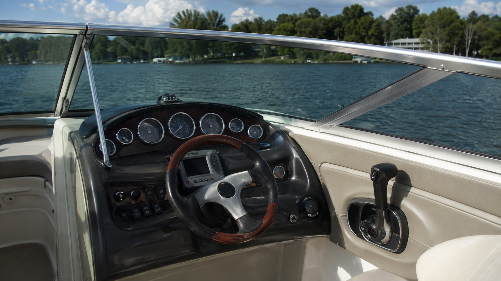 sea ray 240 sport helm detail 01
