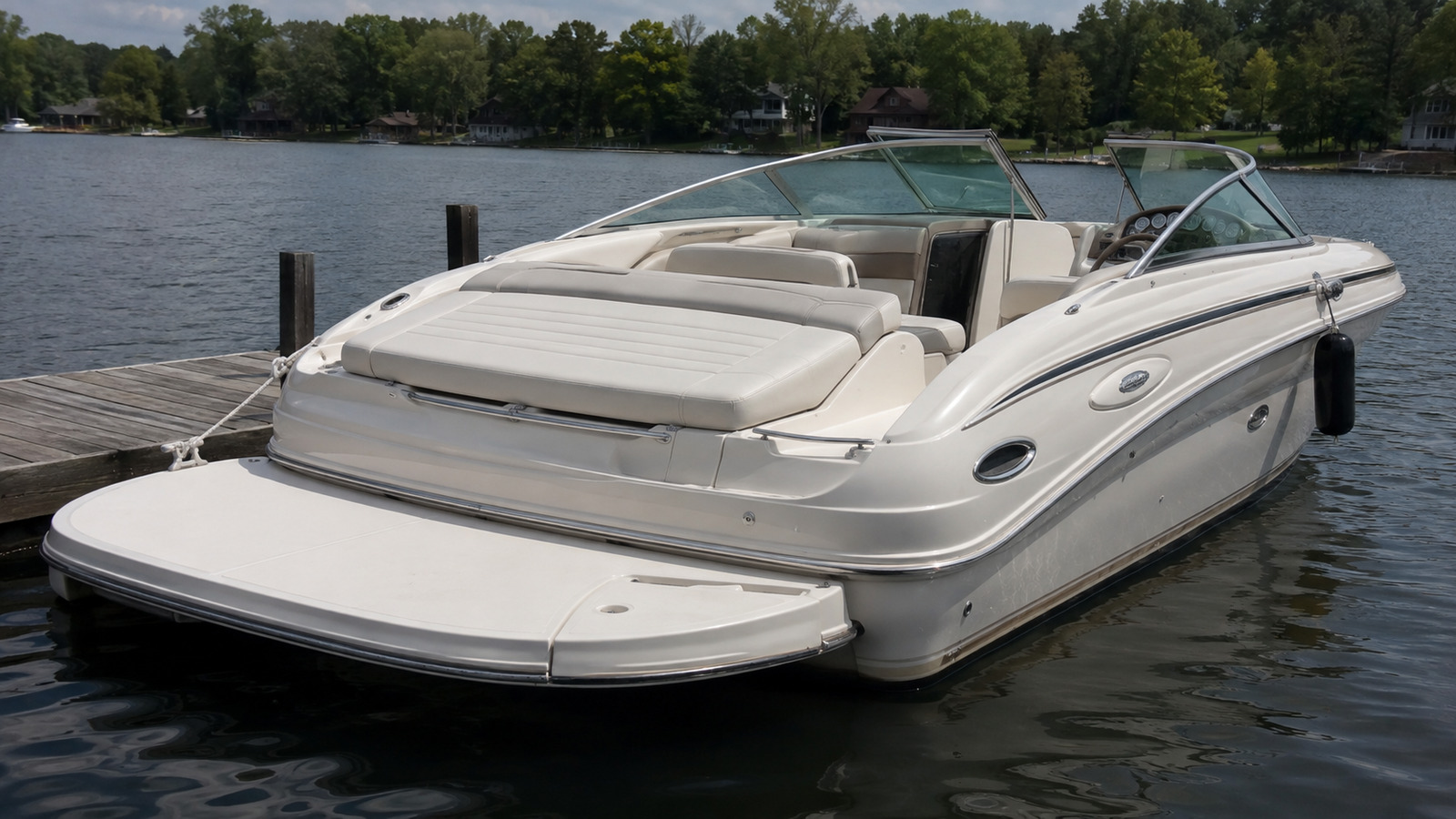 sea ray 240 sport stern quarter dockside 01
