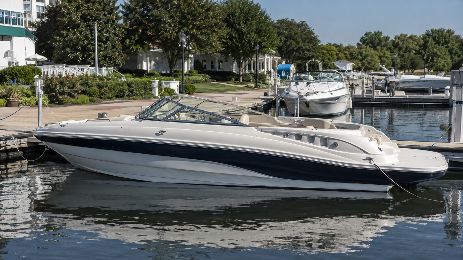 sea ray 240 sundeck dockside profile 05